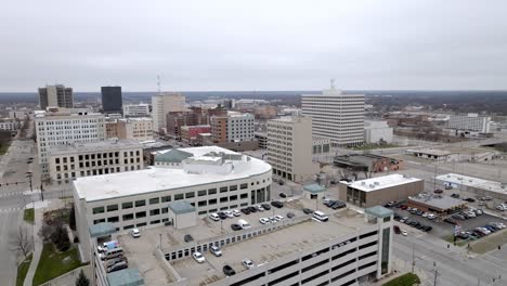 Topeka,-Horizonte-Del-Centro-De-Kansas-Con-Video-De-Drones-Moviéndose-Hacia-Los-Lados