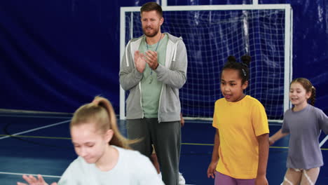 niños entrenando en el interior