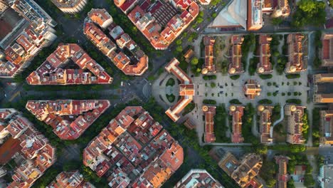 vista aérea de los edificios típicos del paisaje urbano de barcelona. ejemplo de red urbana residencial famosa. cataluña, españa