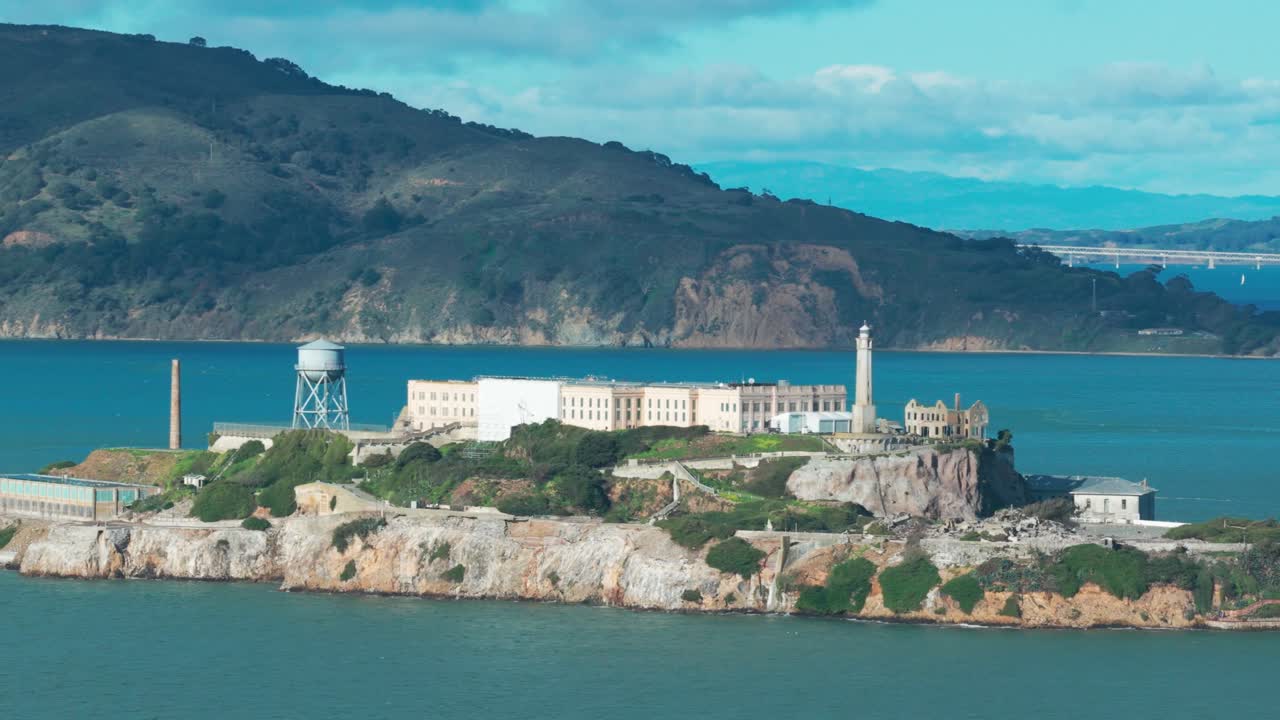 Ảnh chụp từ trên không trung bằng ống kính telephoto đảo Alcatraz giữa vịnh San Francisco ở Bắc California. Video 4K