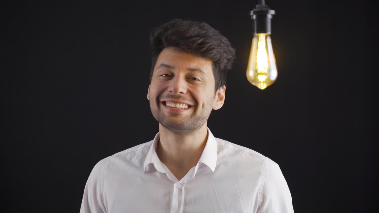 el joven inteligente encuentra nuevos inventos, ideas y la lámpara se enciende.