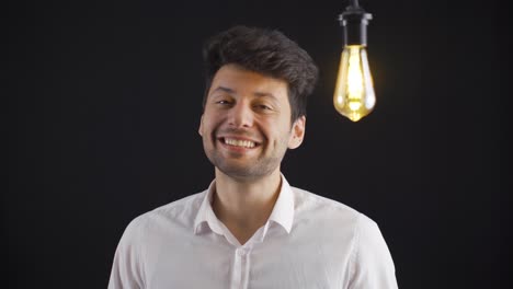 Un-Joven-Inteligente-Encuentra-Nuevos-Inventos,-Ideas-Y-Se-Enciende-La-Lámpara.