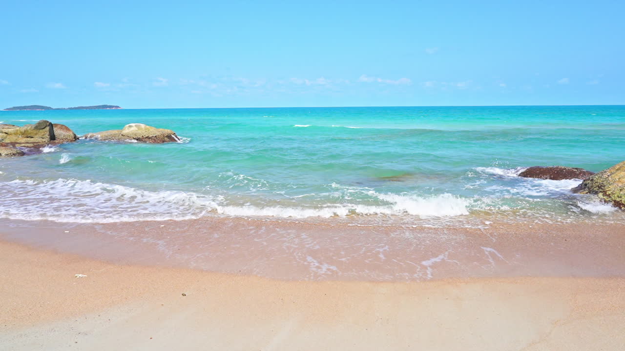 열대 낙원 장면, 하얀 모래 해변 석호, 청록색 바다, 이국적인 목적지의 끝없는 지평선