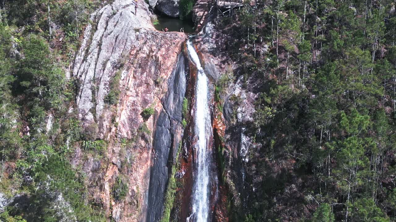 gente relajándose en la piscina natural de la cascada de salto de aguas blancas, constanza en la república dominicana