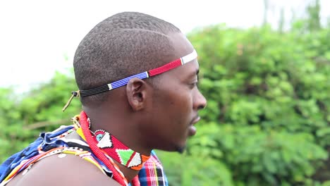 joven masai moviendo la cabeza al ritmo de la música