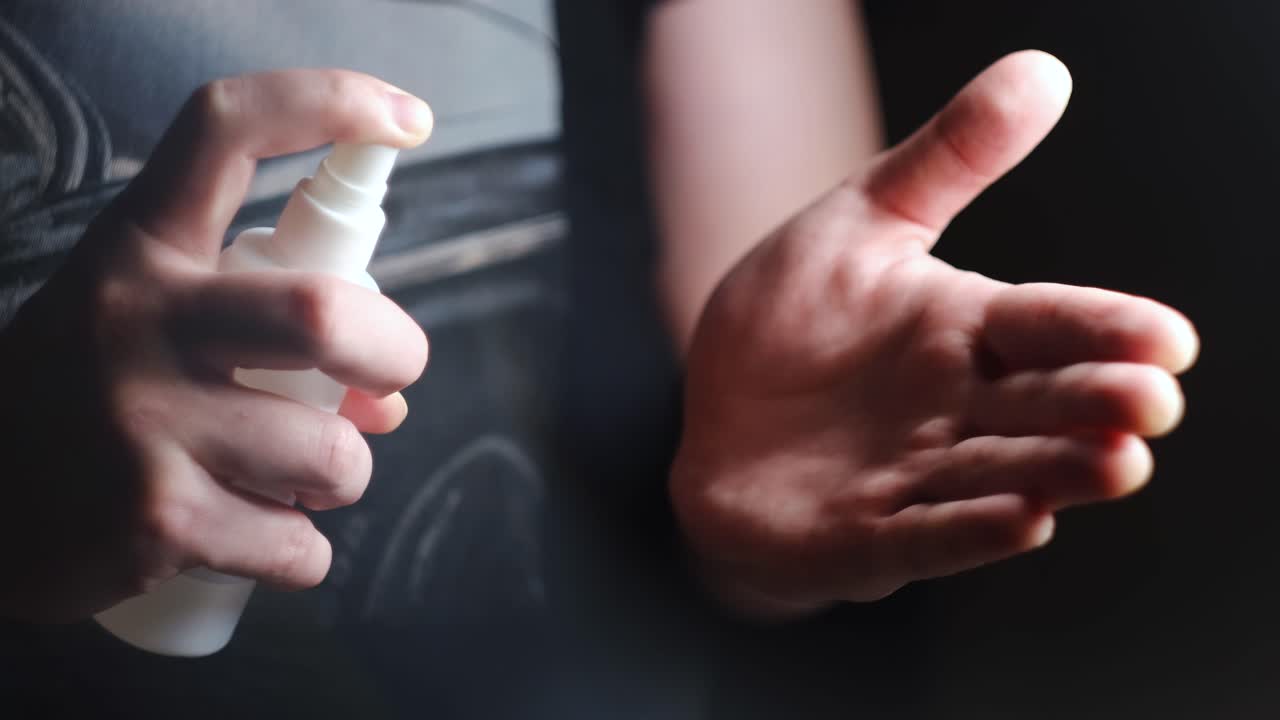 손 소독제를 적용하는 것