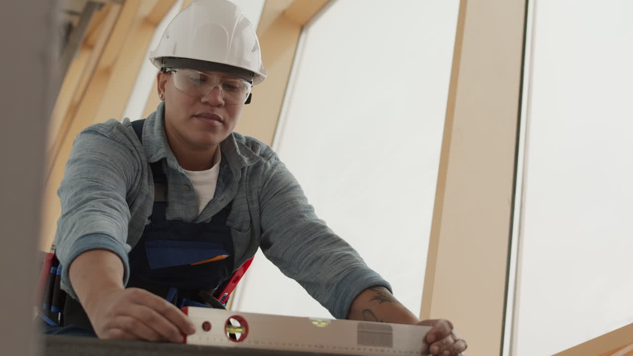 trabajador que utiliza el nivel de burbuja