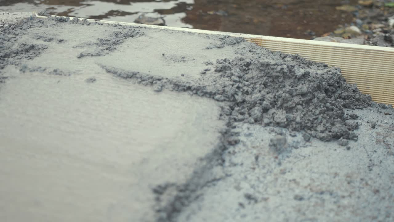 갓 섞은 시멘트를 던지다