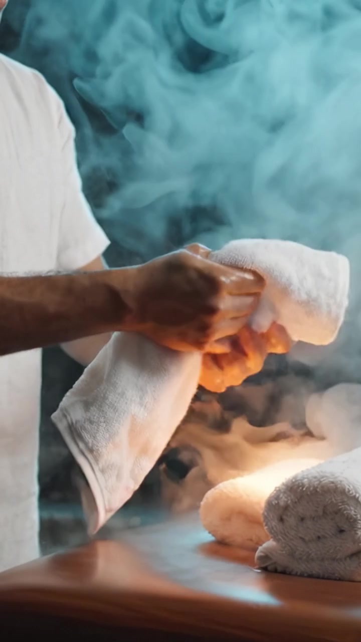 Trattamento spa rilassante con vapore e asciugamani caldi per un massaggio terapeutico e un'esperienza di ringiovanimento in un'atmosfera calma di benessere e serenità