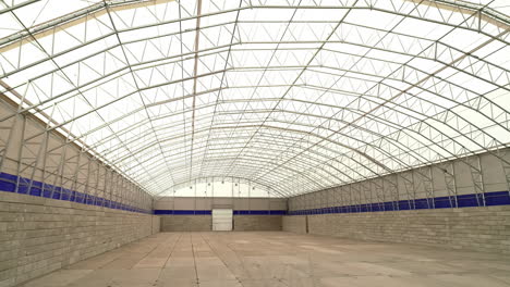 interior de un almacén agrícola moderno vacío con techo de fibra de vidrio