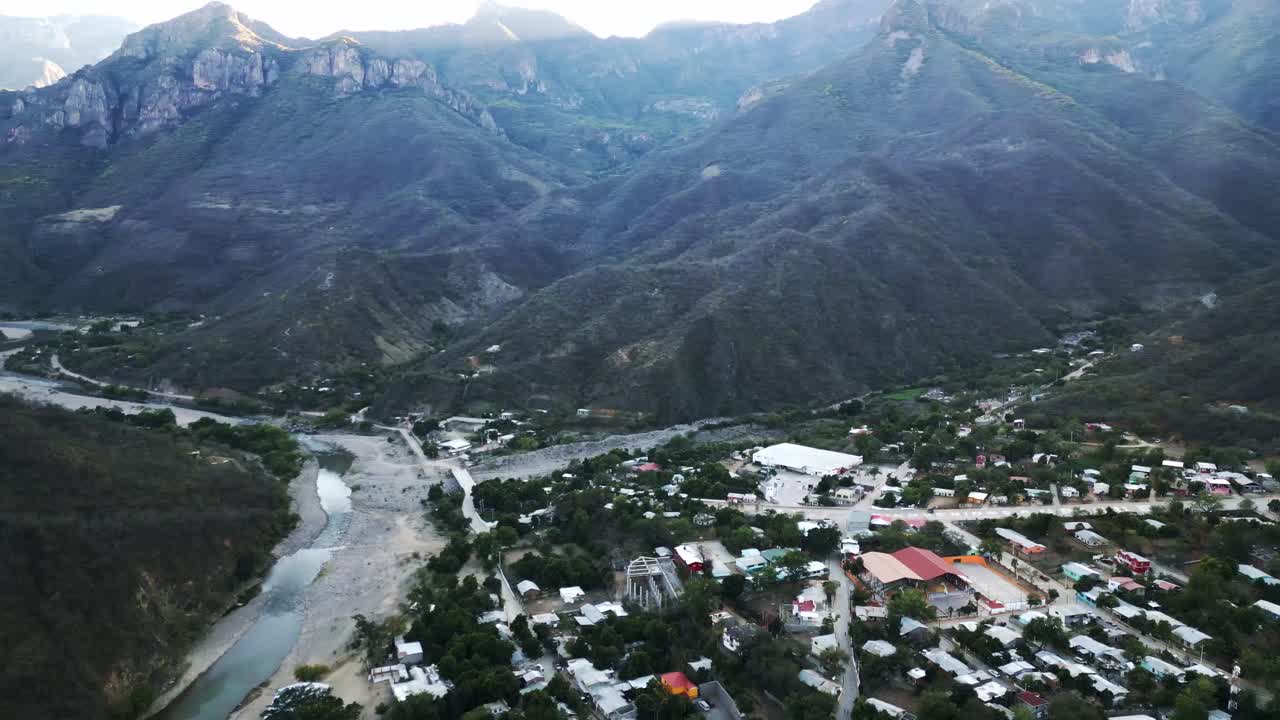 drones panorámicos aéreos en lo alto del cañón de cobre de urique valle de la aldea montañosa mexicana en sierra madre occidental, chihuahua, valle verde en las cimas de las montañas indígenas, méxico