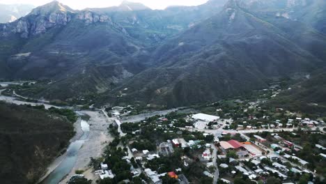 Drones-Panorámicos-Aéreos-Encabezan-El-Valle-Del-Pueblo-De-Montaña-Mexicano-Del-Cañón-Del-Cobre-De-Urique-En-La-Sierra-Madre-Occidental,-Chihuahua,-Valle-Verde-En-Las-Cimas-De-Las-Montañas-Indígenas,-México