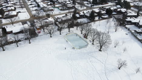 Niños-Jugando-Hockey-Sobre-Hielo-En-Walker&#39;s-Creek-Park-St