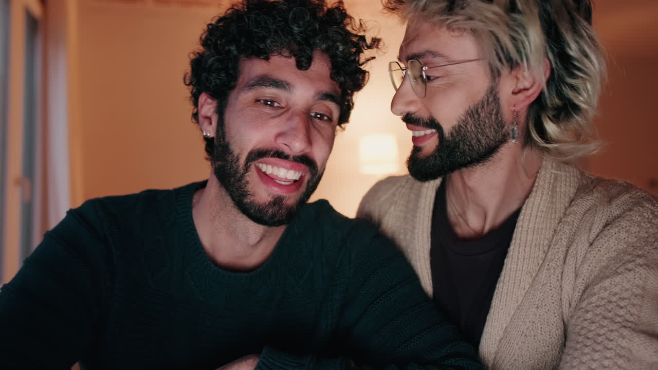 Coppia gay che condivide un momento tenero a casa