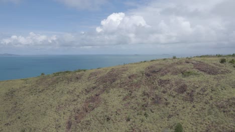 mirador de la cumbre en el parque nacional de la costa de capricornio que ofrece una vista panorámica del océano azul en qld, australia