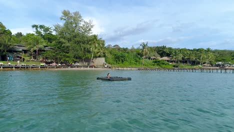 Mädchen-Entspannt-Sich-In-Einem-Schwimmenden-Gerät-Allein-Im-Meer,-Koh-Kood,-Thailand