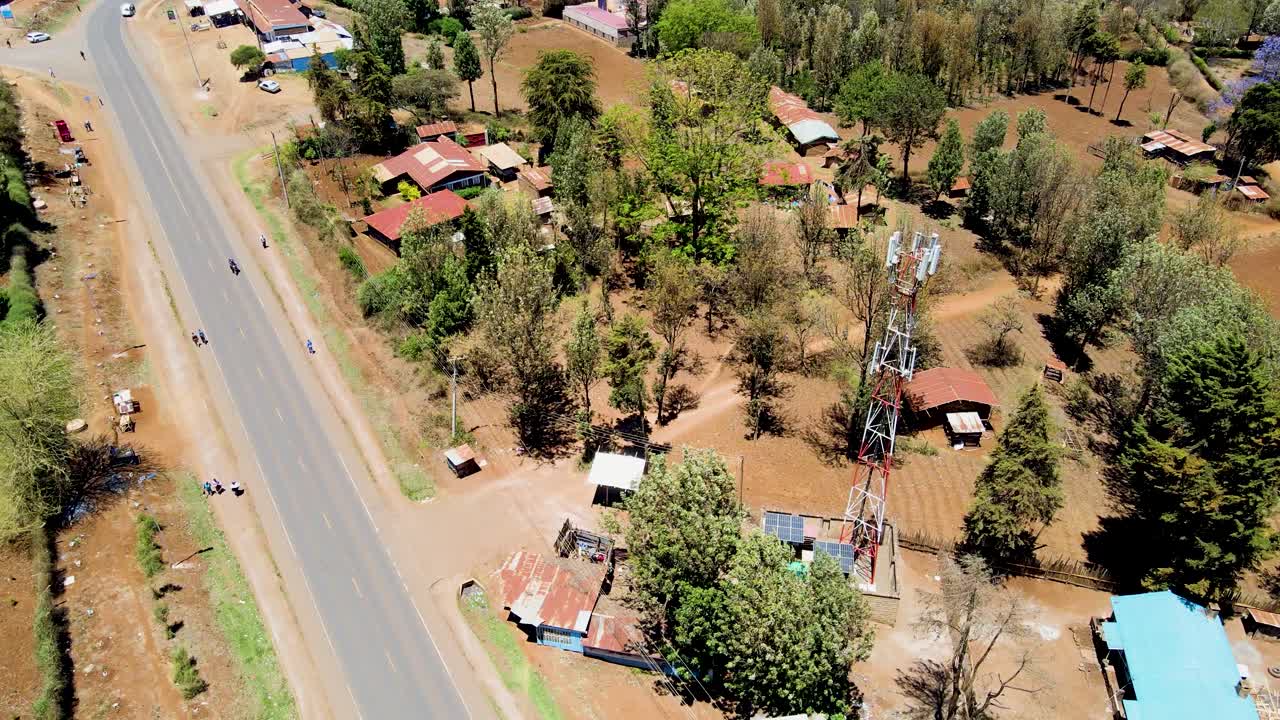 케냐의 시골 마을에서 킬리만자로가 배경입니다.