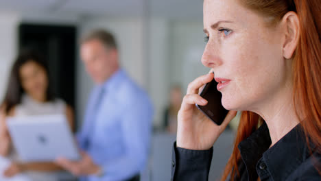 mujer de negocios hablando por teléfono móvil 4k