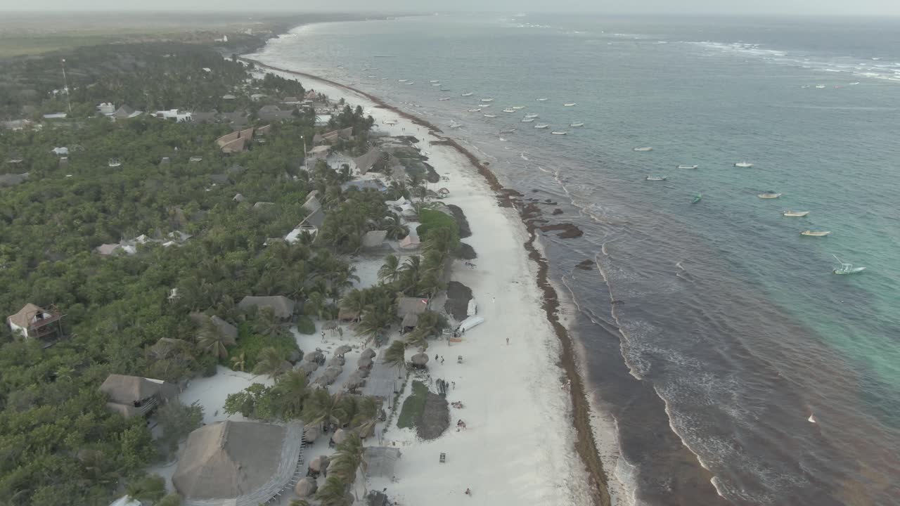vacaciones en playa tulum, playa paradisiaca en tulum, mar tomado por algas sargazos 10