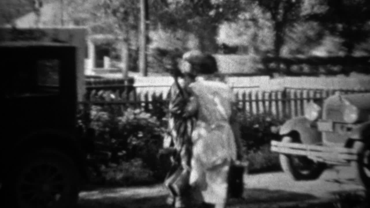 1934: pareja empacando un ford modelo un coche para un viaje de campamento de pesca.