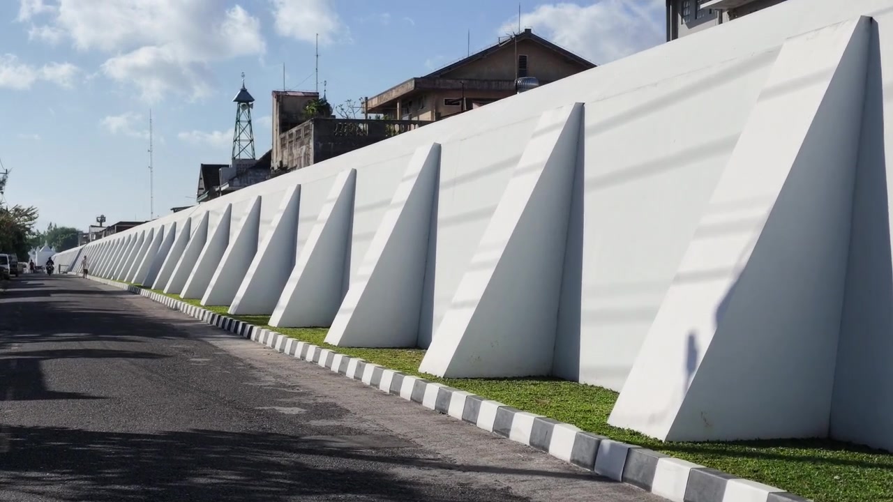 Un forte restaurato che circonda il palazzo del Sultanato di Yogyakarta.