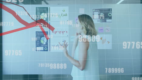 animación de líneas rojas y procesamiento de datos sobre mujer de negocios caucásica en la oficina