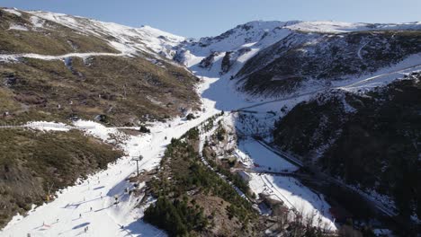 Skiers-on-slope-and-cableway,-Sierra-Nevada-in-Spain