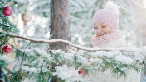 Bereiten-Sie-Sich-Auf-Das-Neue-Jahr-Und-Weihnachten-Vor-Eine-Junge-Frau-In-Einem-Warmen-Strickschal-Und-Mütze-Schmückt-Die-C