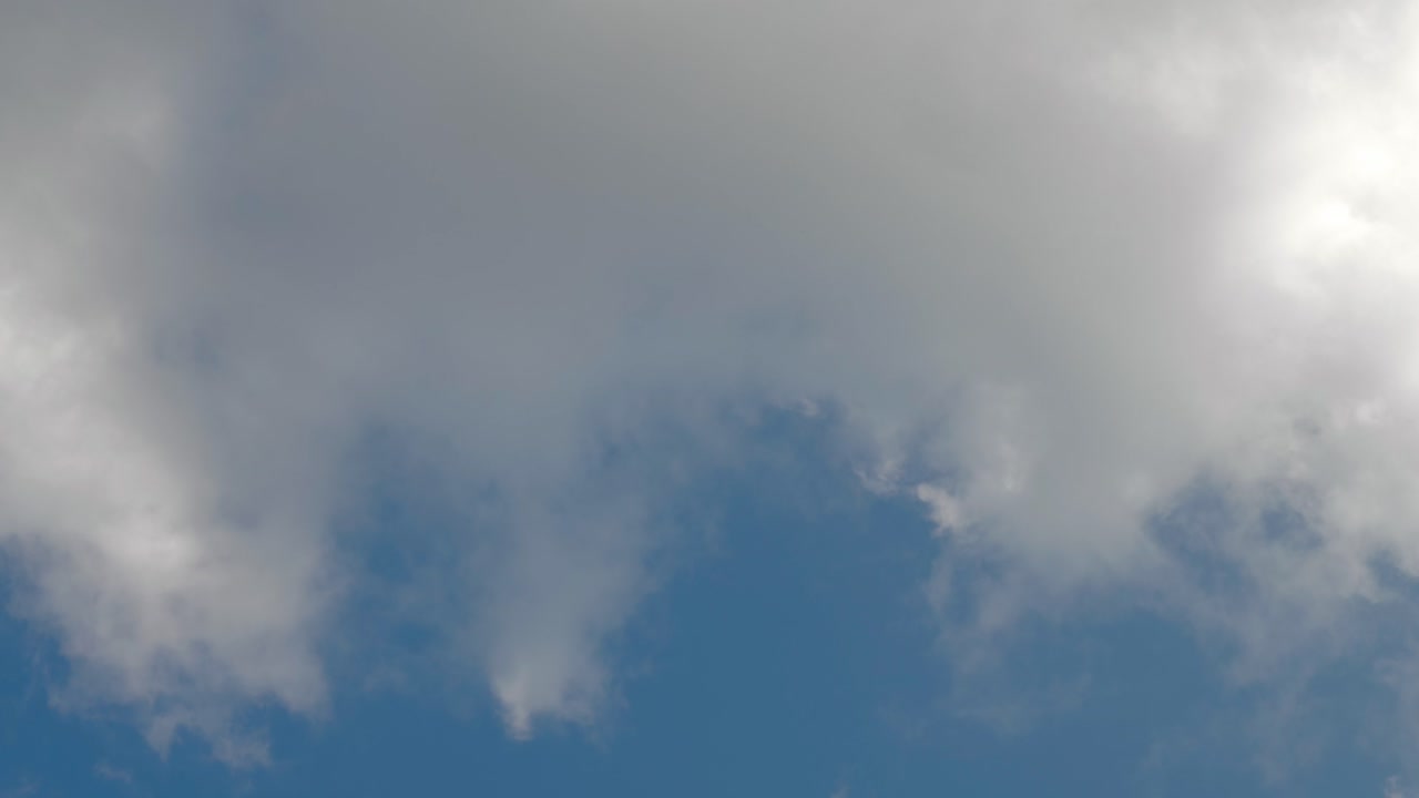 군용 전투기 제트기가 공항에서 이륙하고 상공을 날아다니고 있습니다.