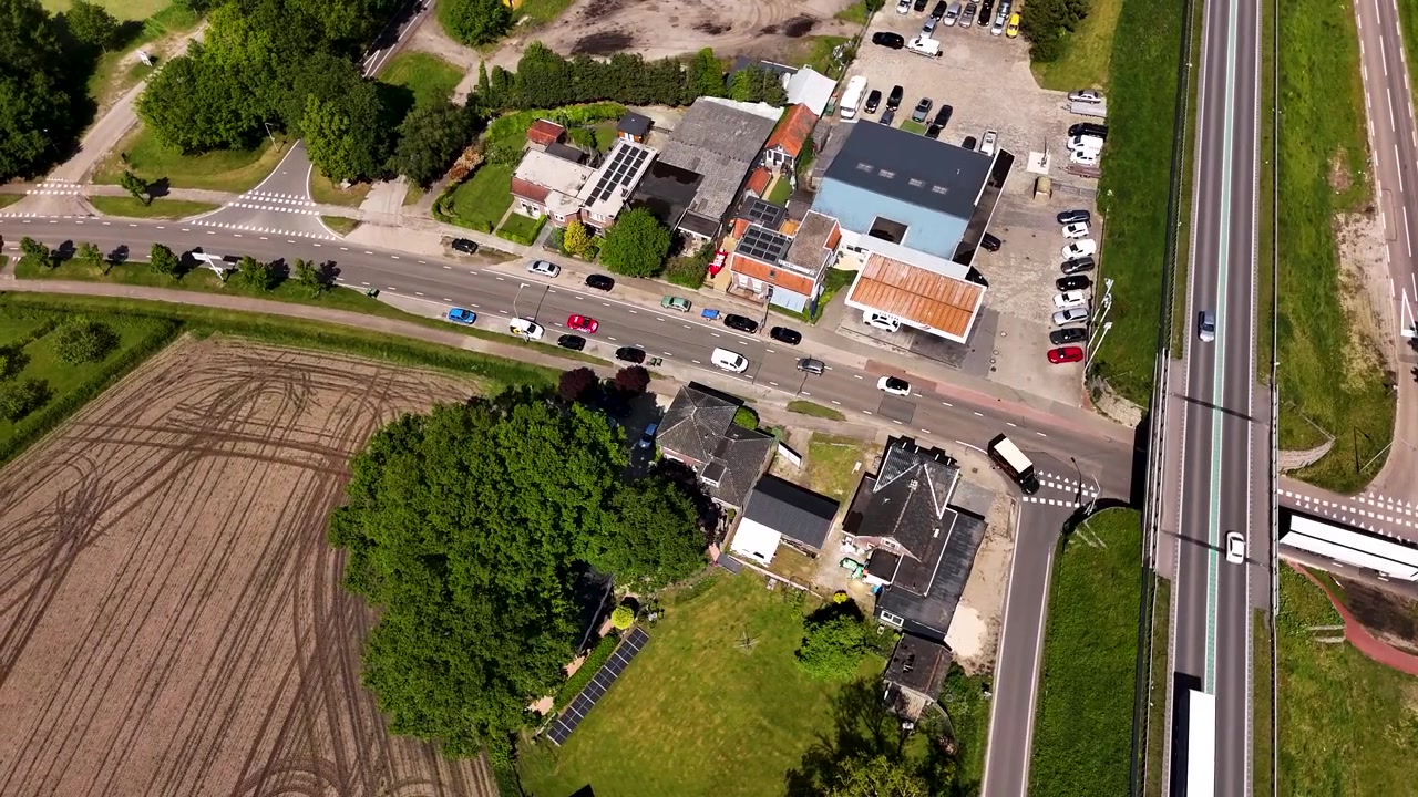 Luchtfoto van verkeer op een landelijk kruispunt
