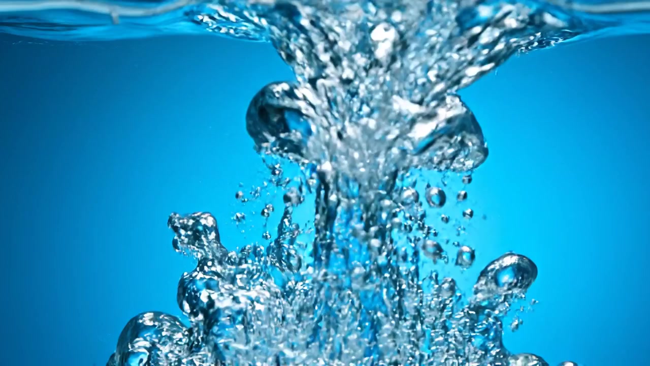Éclaboussure d'eau bleue dynamique avec des bulles et un écoulement turbulent