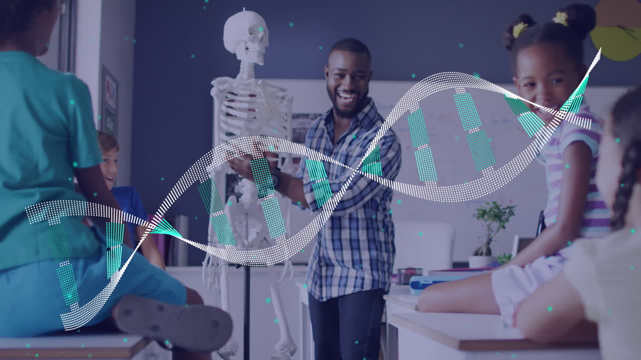 animación de cadena de adn sobre un maestro afroamericano sonriente que muestra el esqueleto de los alumnos en clase