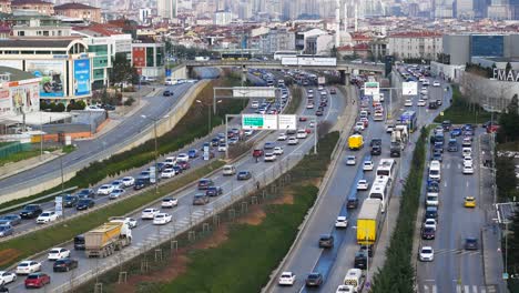 el atasco de tráfico en la autopista de estambul