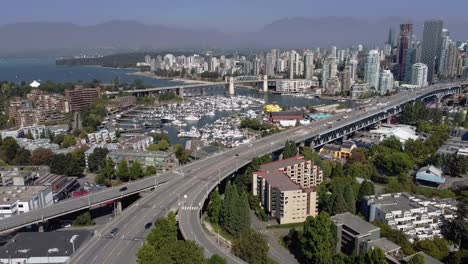 1-4-Lufthaltestelle-über-Der-Wohngegend-Von-Upper-Granville-Island-Und-Brücke,-Die-Zum-Kern-Der-Innenstadt-über-Die-Geparkten-Bootsclubs-Der-Falschen-Creek-Yacht-Bei-Einer-üppigen-Sommer-Lockdown-Pandemie-Führt