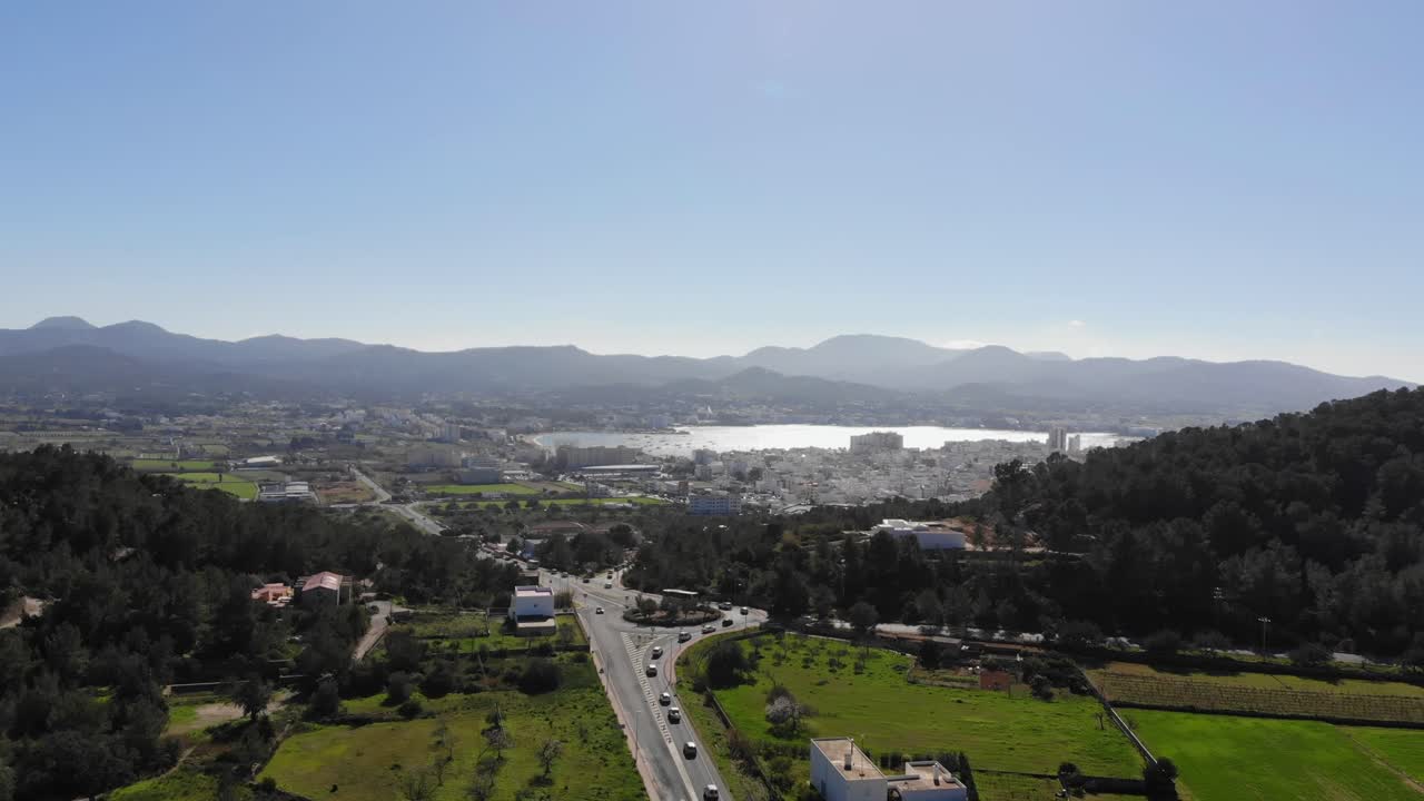 이비자 의 도시 와 만 을 바라보는 드론 이 높이  ⁇ 고 있다