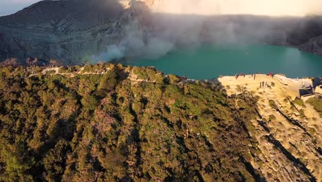 espectacular vista aérea de un creador en el volcán kawah ijen con lago de azufre turquesa al amanecer