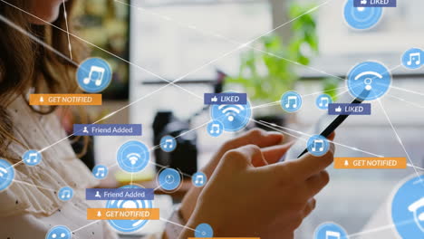 animación de iconos de redes sociales y red de conexiones sobre mujeres caucásicas que usan teléfonos inteligentes