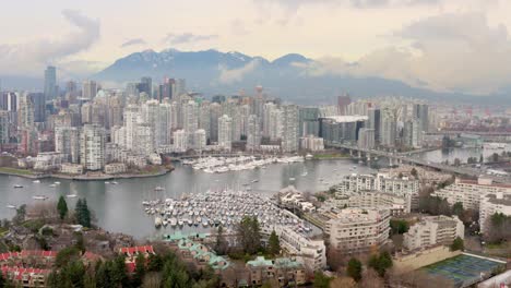Herrliches-Stadtbild-Der-Innenstadt-Von-Vancouver-Yaletown-Und-False-Creek---Luftaufnahme