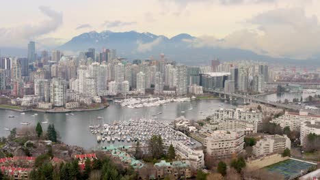 magnífico paisaje urbano del centro de vancouver yaletown y false creek - toma aérea