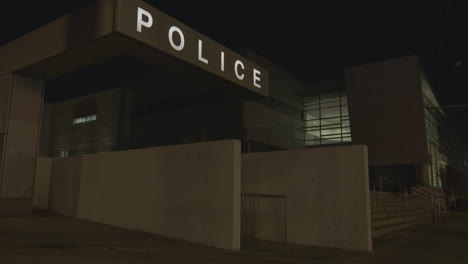 Logotipo-De-La-Estación-De-Policía-Y-Letrero-Iluminado-Por-La-Noche