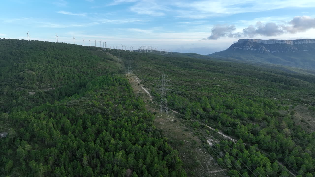 vista aérea en círculos de torres eléctricas de alta tensión