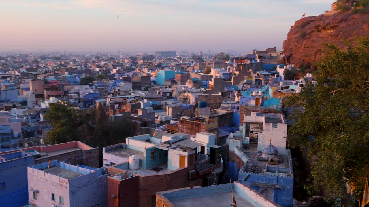 ciudad azul densa construcción de casas vista desde la cima de la montaña por la mañana el video es tomado jodhpur rajasthan india