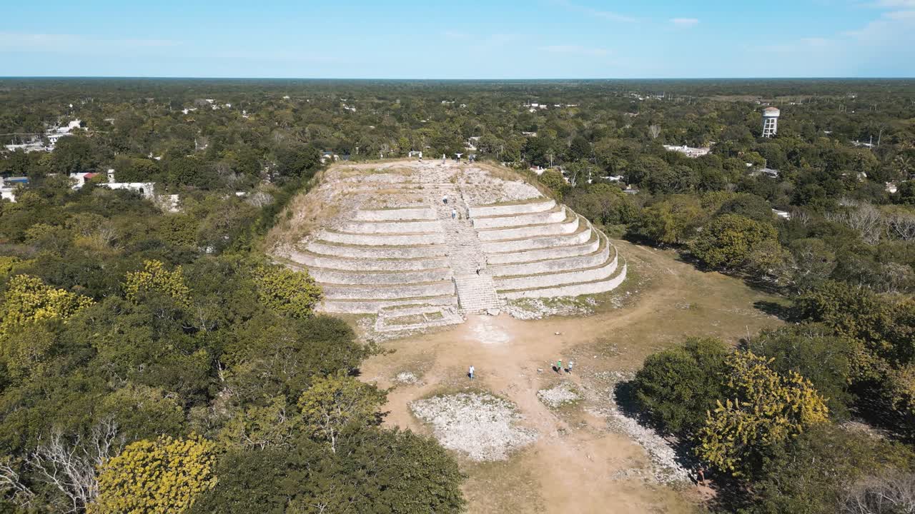 vista de drones de la pirámide de kinich kakmo en izamal