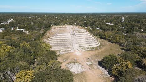 Vista-De-Drones-De-La-Pirámide-De-Kinich-Kakmo-En-Izamal