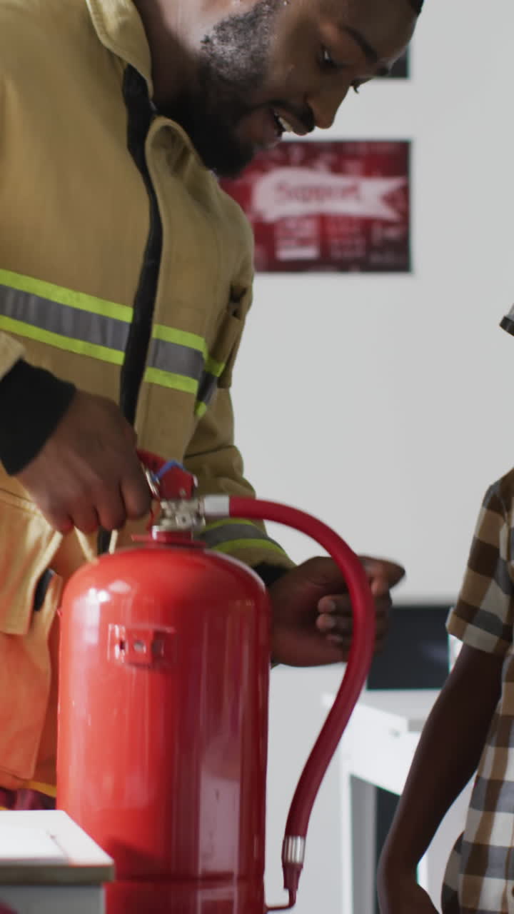 video de un feliz maestro afroamericano con una clase de alumnos diversos durante la lección de ohs