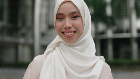 mujer sonriente en hijab