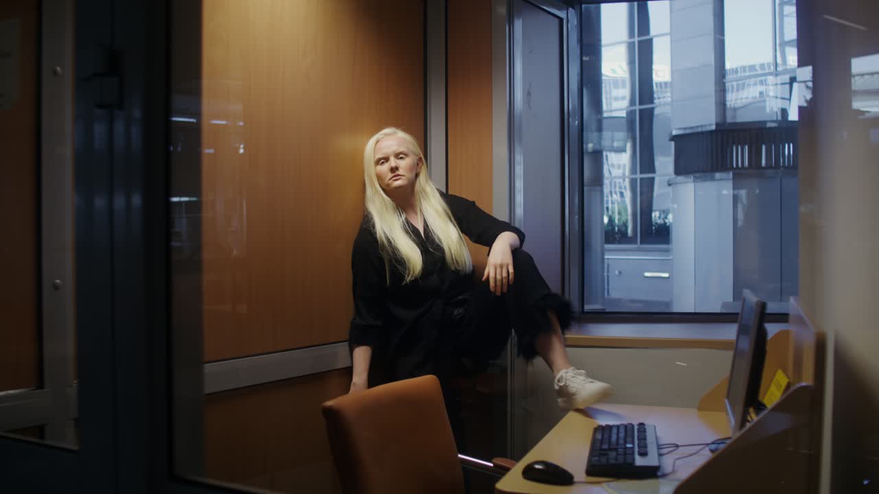 현대적인 사무실에 있는 여성