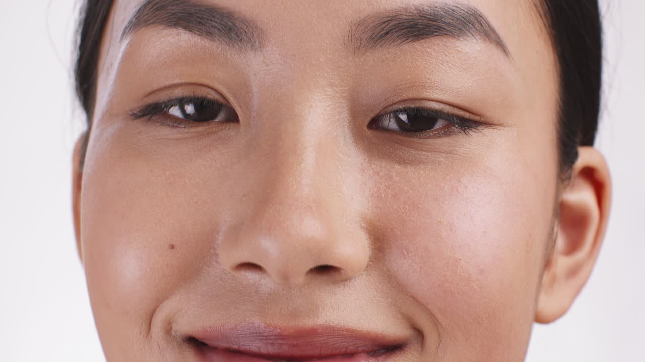 メイクアップをしている女性のクローズアップ肖像画