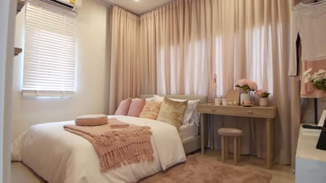 hermosa habitación completamente decorada con tonos dulces