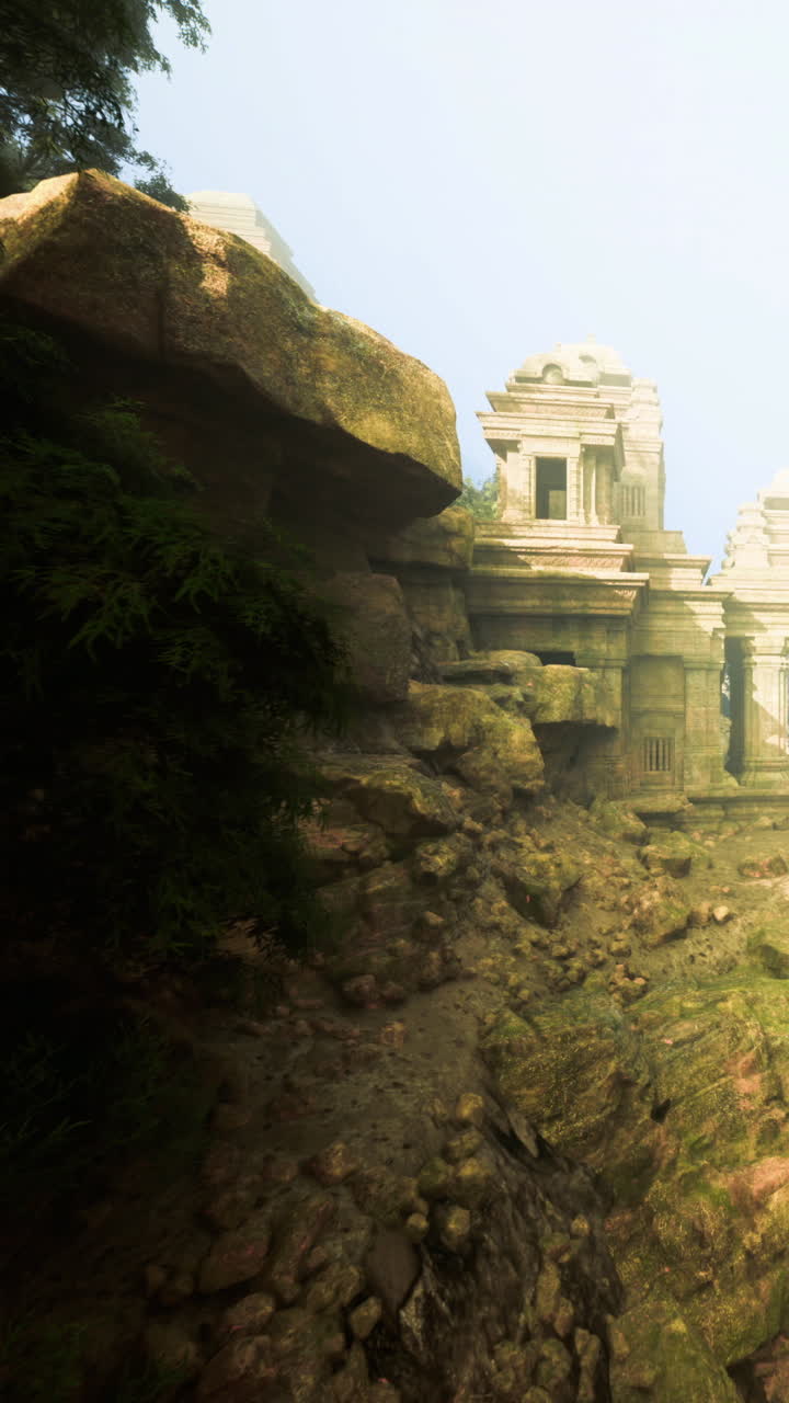 Ruinas de templo histórico en un paisaje rocoso con fondo neblinoso